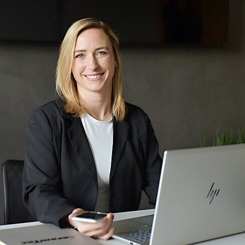 Barbora Nemcova z CeramTec Šumperk sedí před svým laptopem
