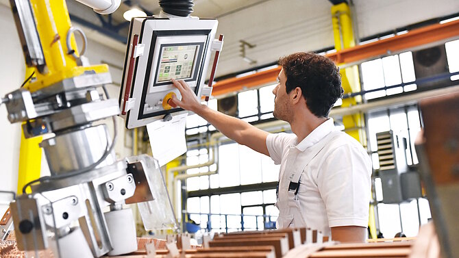 Un homme utilise une machine industrielle