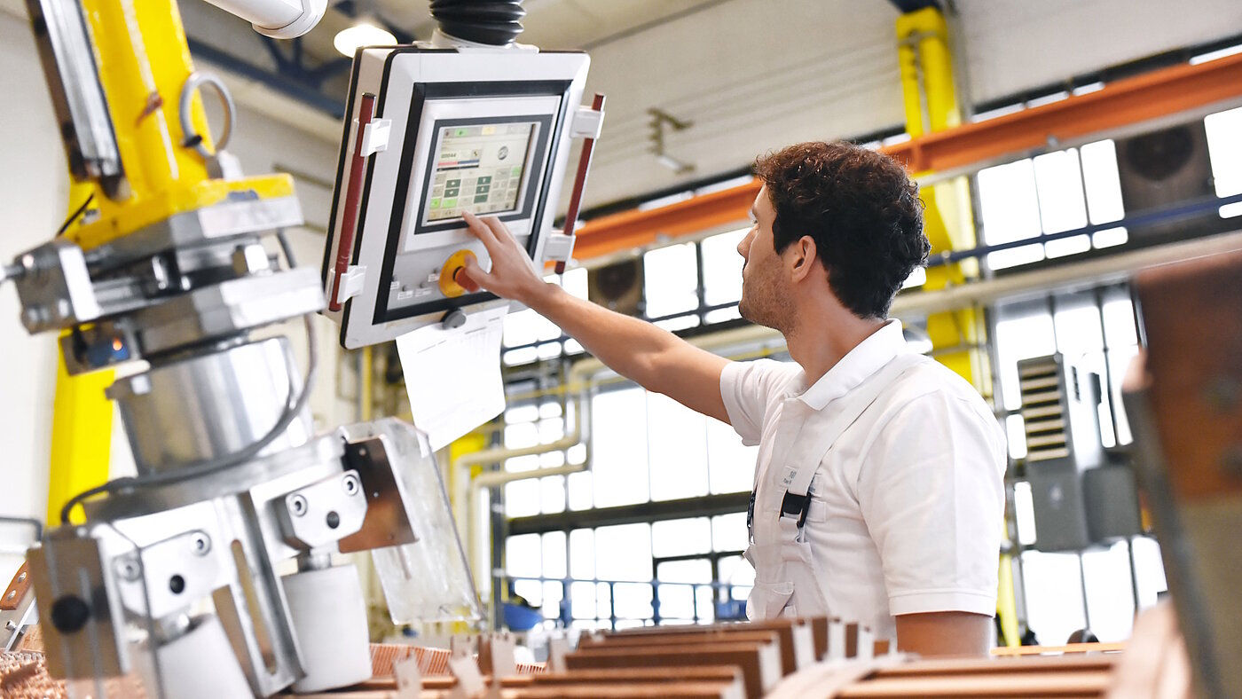 Un homme utilise une machine industrielle