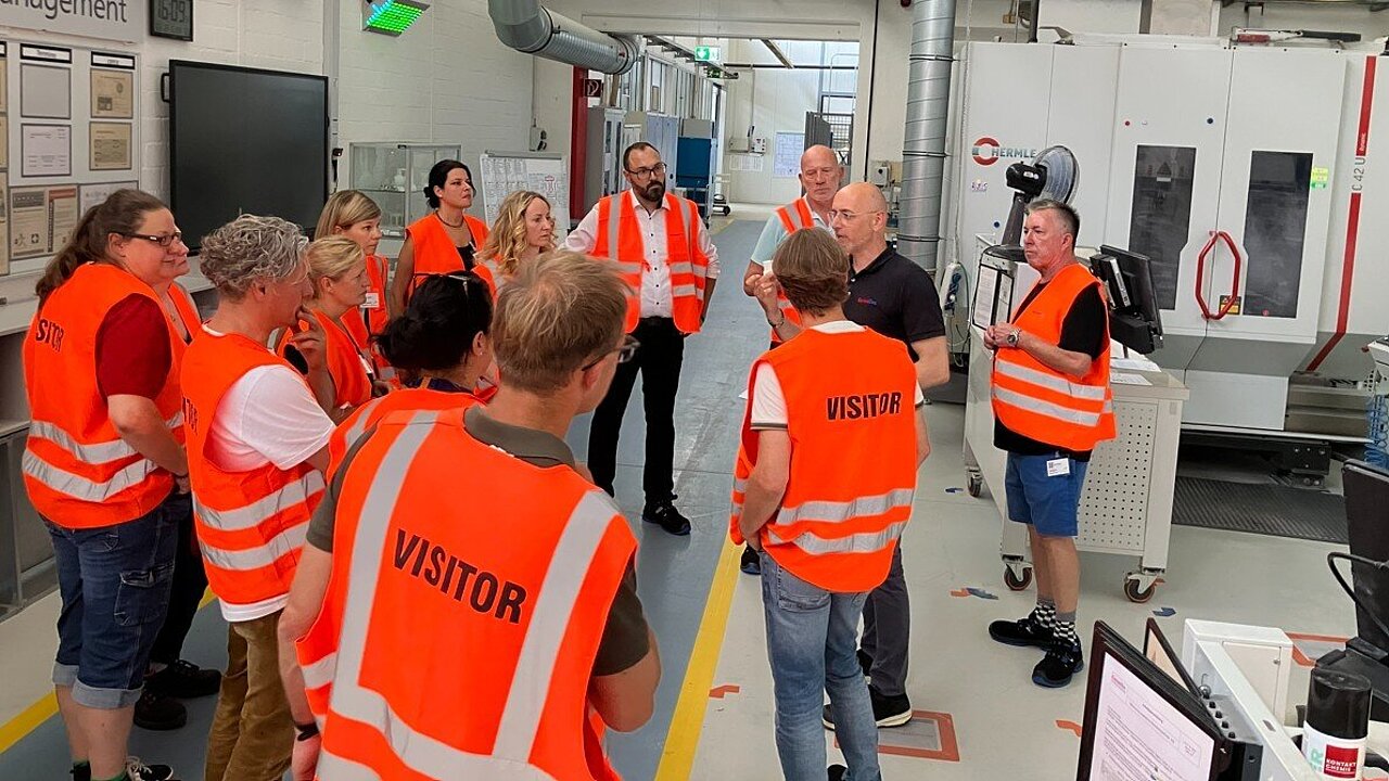 Vertreterinnen und Vertreter aus der IHK, von Ausbildungsbetrieben, Schulen sowie weiteren Partnerorganisationen zu gast bei CeramTec Plochingen