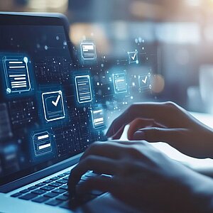 Personne interagissant avec des documents numériques et un écran tactile pour le travail à distance et la communication