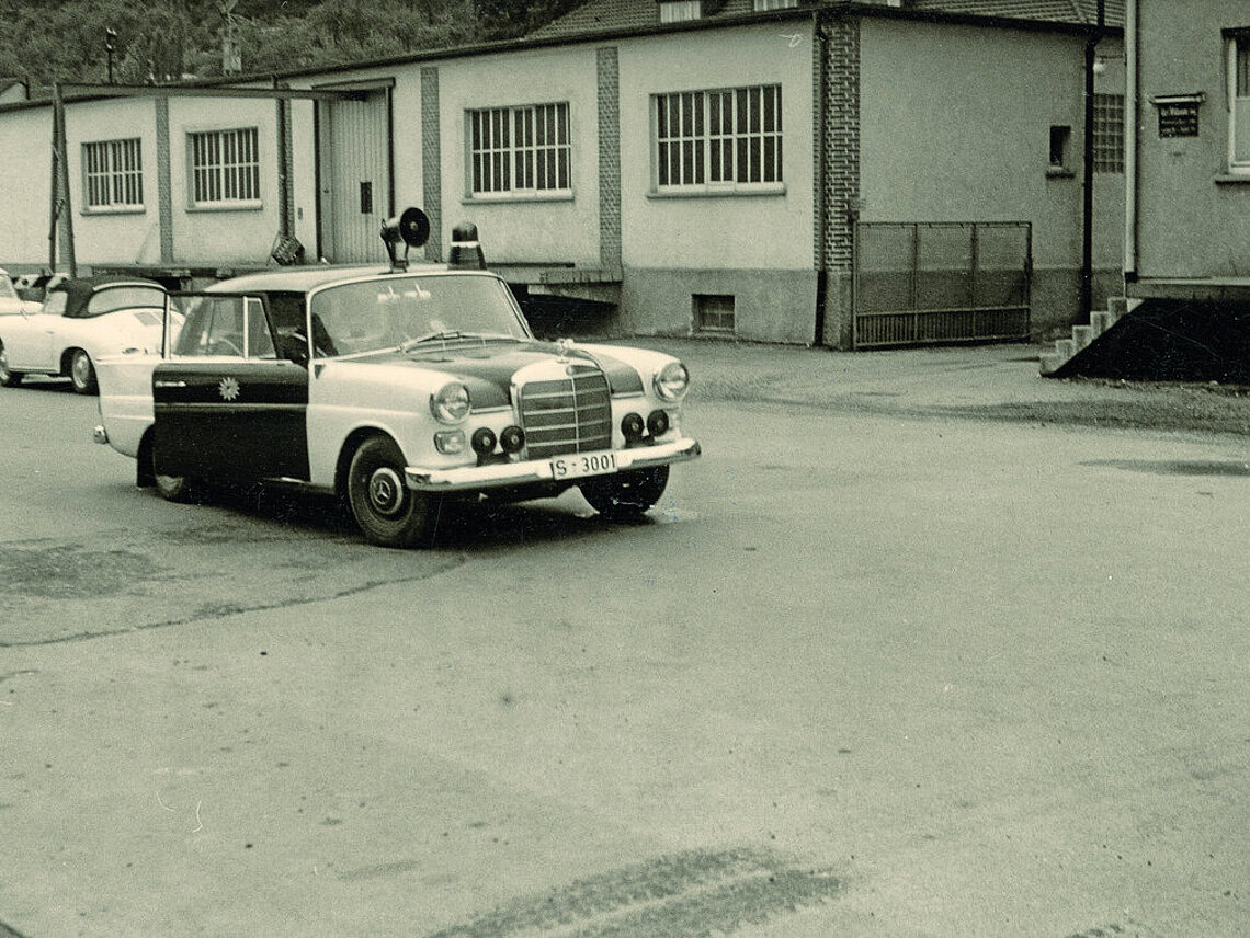 Old Car infront of a building 