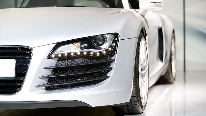 Avant d'une Audi A8 blanche