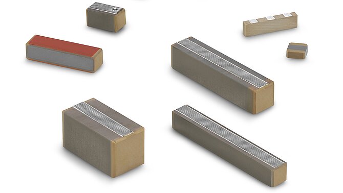 Différents actionneurs multicouches monolithiques de CeramTec sur fond blanc