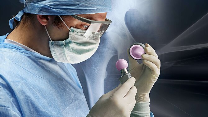 Médecin tenant un objet en céramique dans sa main