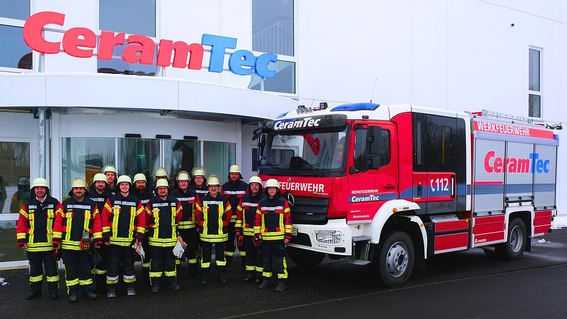 Das neue Feuerwehrauto der Werksfeuerwehr von CeramTec Marktredwitz mit dem gesamten Team