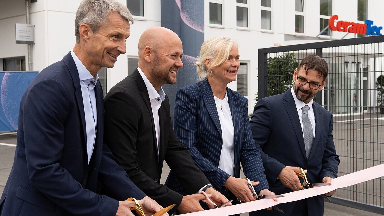 Eric Oellerer, Jan-Philipp Mync-Kohlschmidt und Dr. Carla Kriwet eröffnen feierlich den CeramTec Erweiterungsbau für Medizintechnik in Marktredwitz