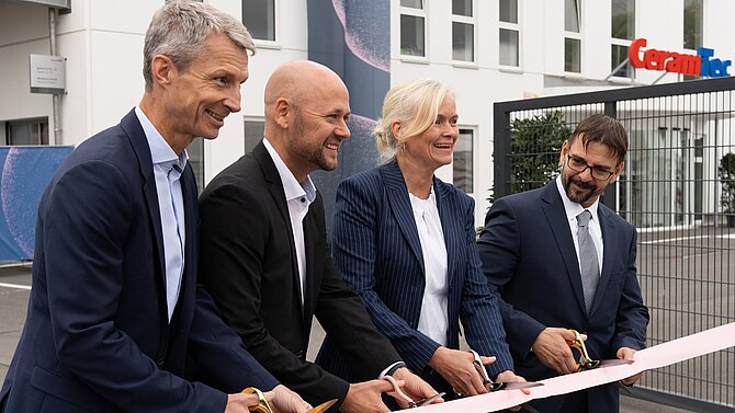 Eric Oellerer, Jan-Philipp Mync-Kohlschmidt and Dr Carla Kriwet officially open the CeramTec extension building for medical technology in Marktredwitz.