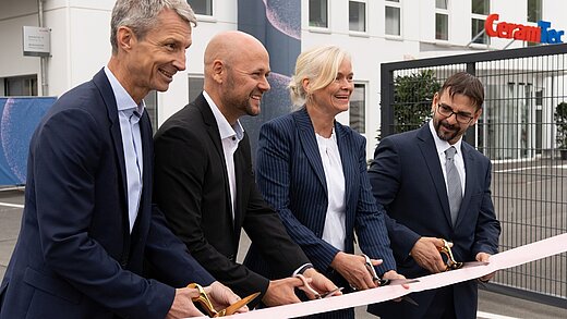 Eric Oellerer, Jan-Philipp Mync-Kohlschmidt and Dr Carla Kriwet officially open the CeramTec extension building for medical technology in Marktredwitz.