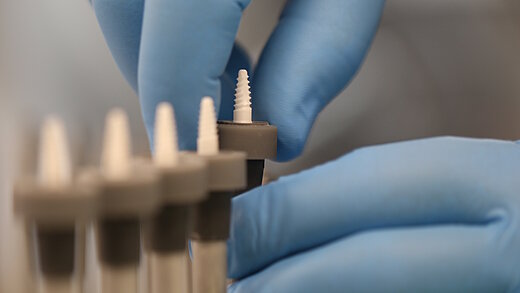 Dental-Implantat-Komponenten der Firma CeramTec in Lauf werden bearbeitet