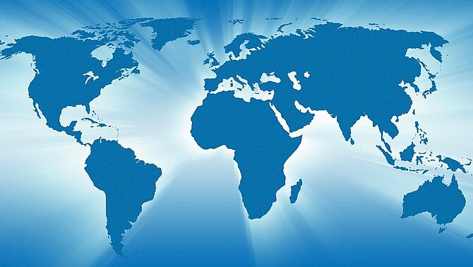 Modrá mapa světa na světlém pozadí