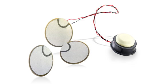 Capteurs piézoélectriques sur fond blanc