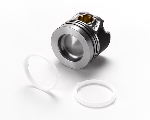 Ein silbernes Metallstück und weiße Salzkerne für die Gießereitechnik