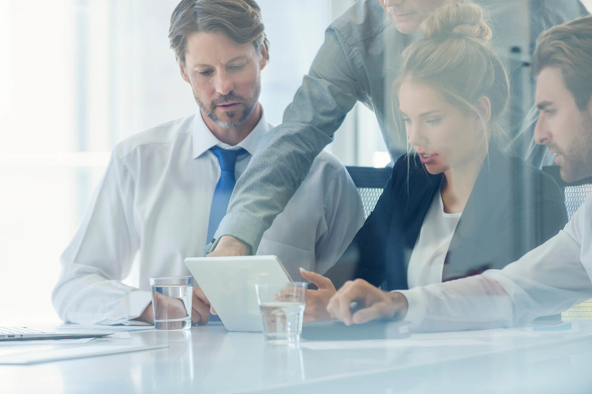 Vier Geschäftsleute diskutieren im Büro