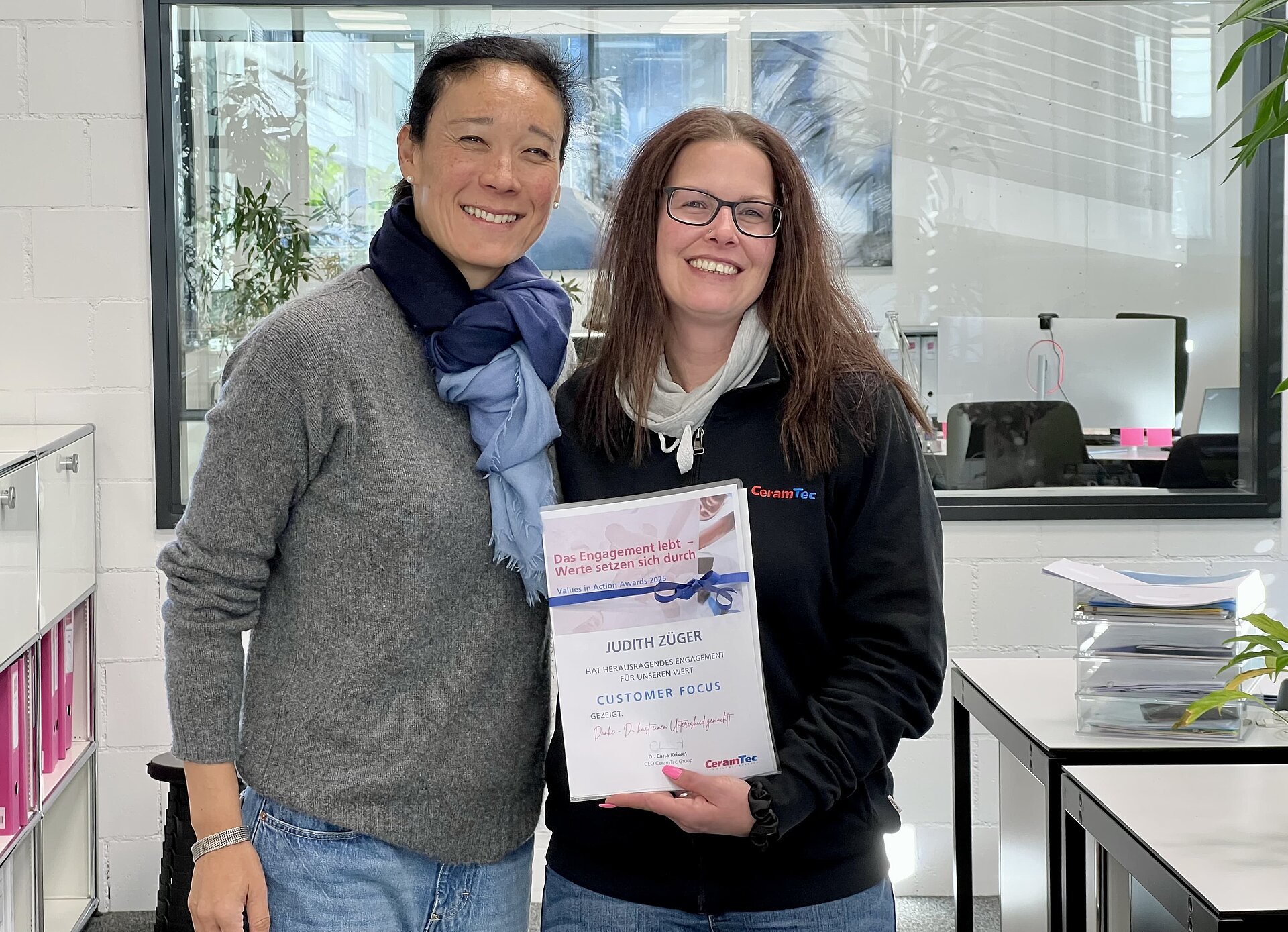 Judith Züger erhält den CeramTec Value Award „Customer Focus" 2025 von Dr. Ina Wüstefeld