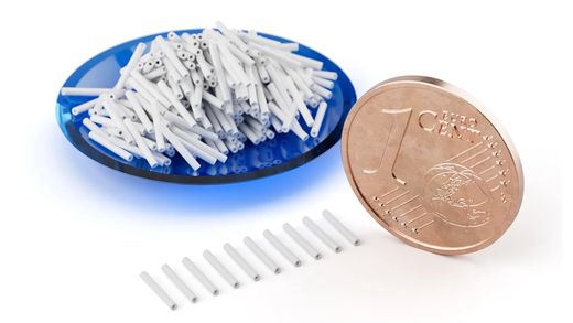 Tubes céramiques blancs à côté d'une pièce de 1 centime