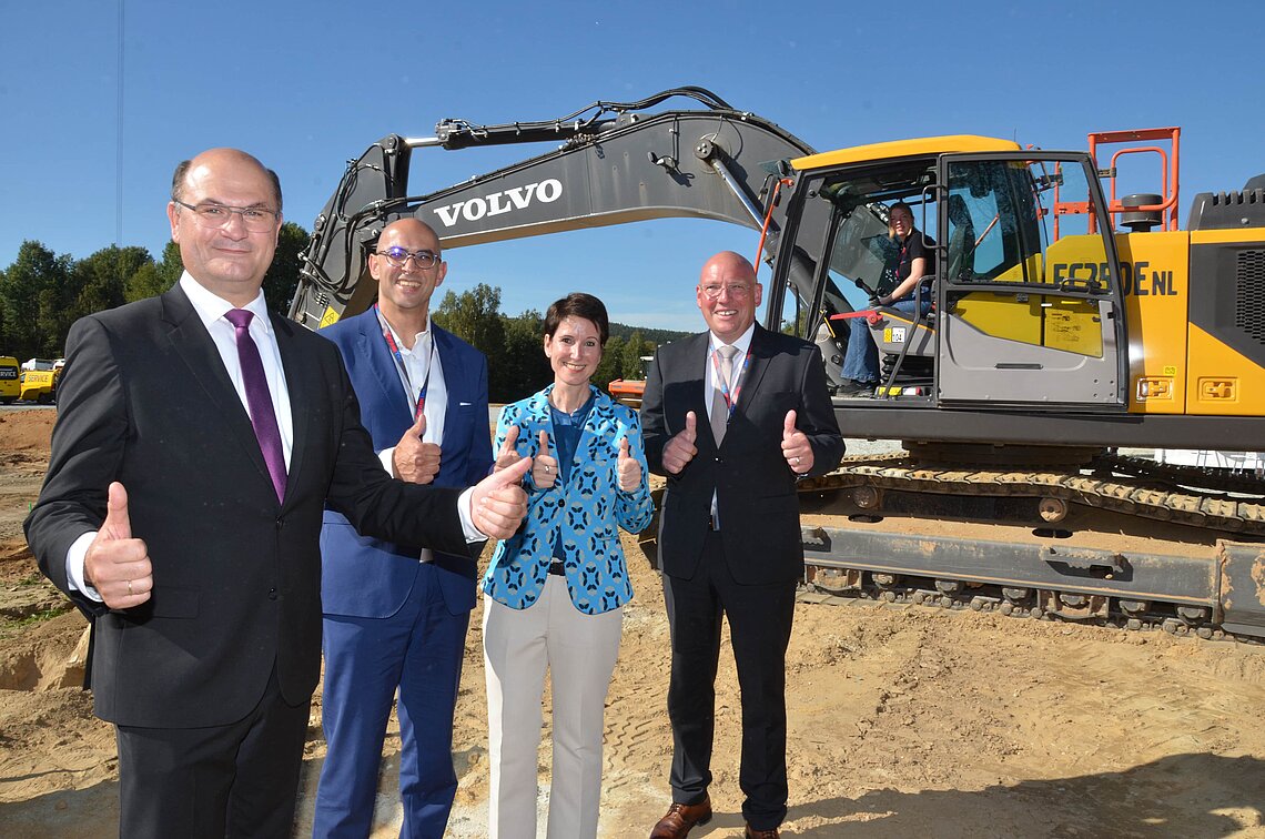 Dr. Hadi Saleh, Dr. Katrin Sternberg, Albert Füracker und Oliver Weigel symbolisieren den Spatenstich