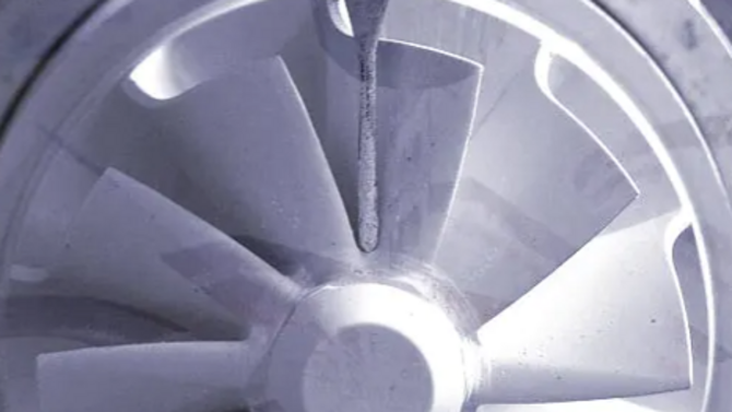 Technische Keramik wird bearbeitet