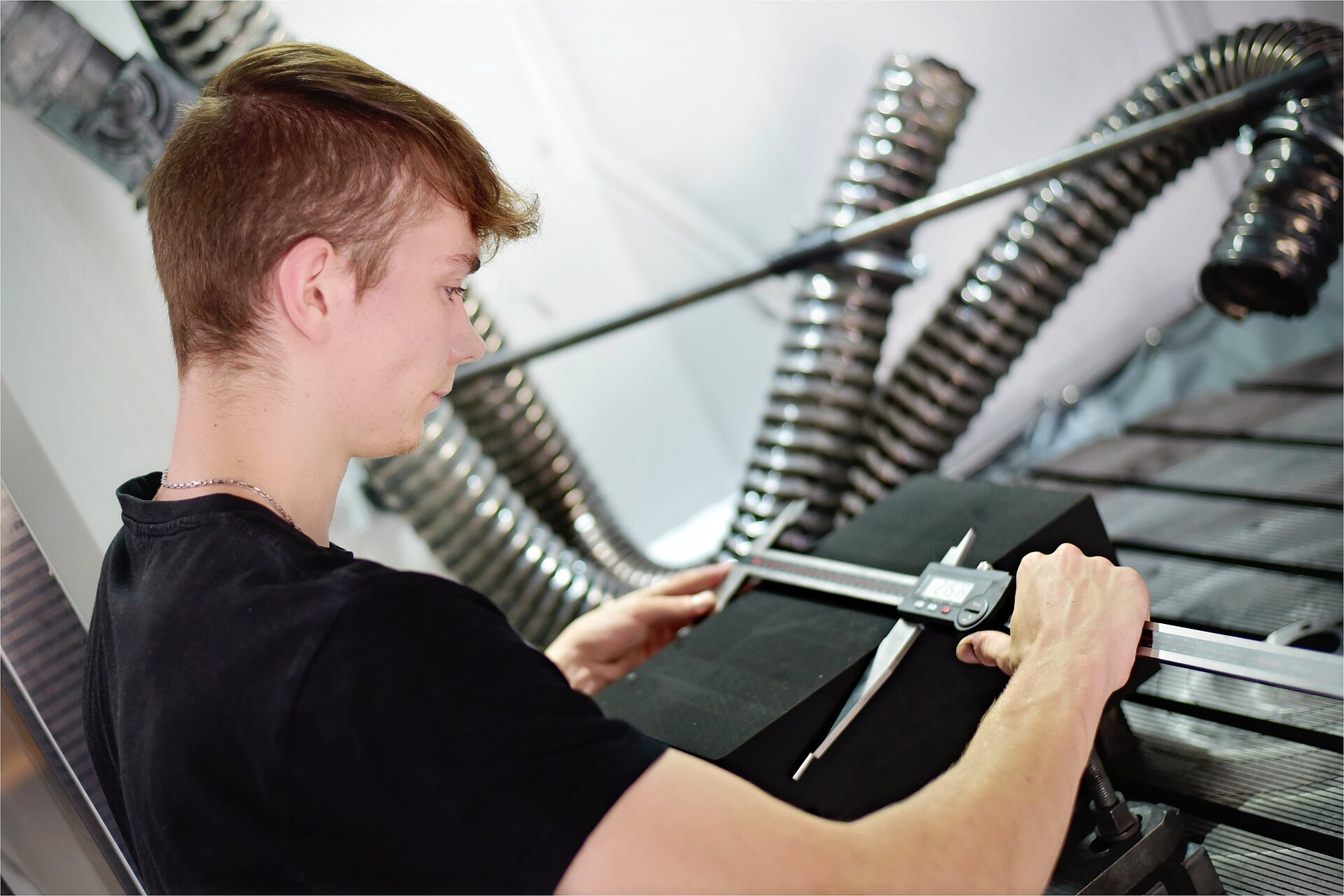 Mladý zaměstnanec obsluhuje CNC frézku ve společnosti CeramTec v Šumperku v České republice.