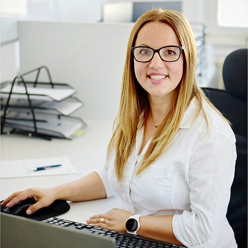 Miroslava Urbanova ze společnosti CeramTec Šumperk sedí u počítače