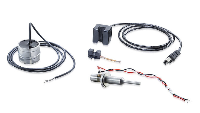 Divers produits et applications en céramique pour la technologie ultrasonique sur fond blanc