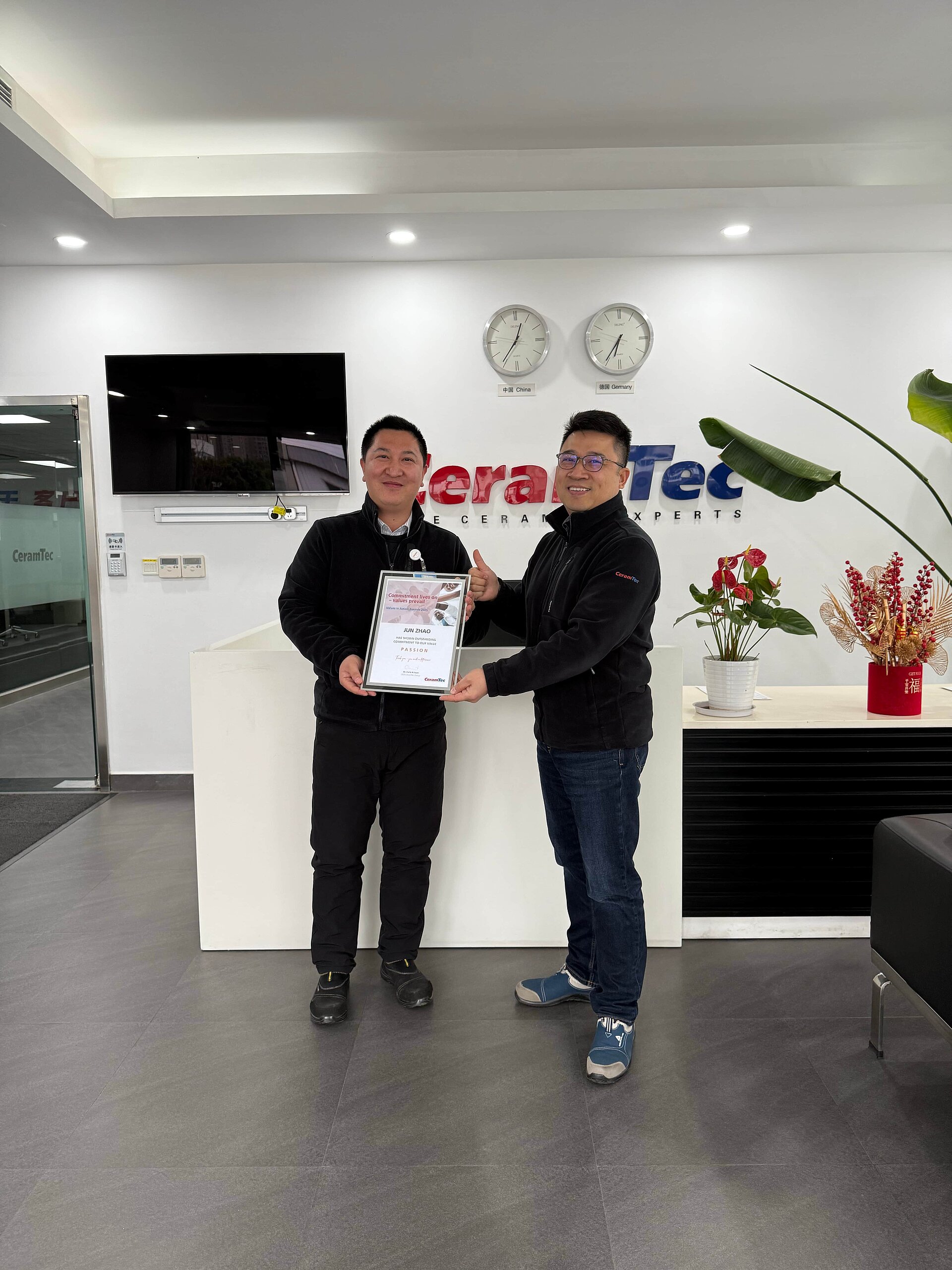 Jun Zhao erhält den CeramTec Value Award „Passion" 2025 von Libo Shi