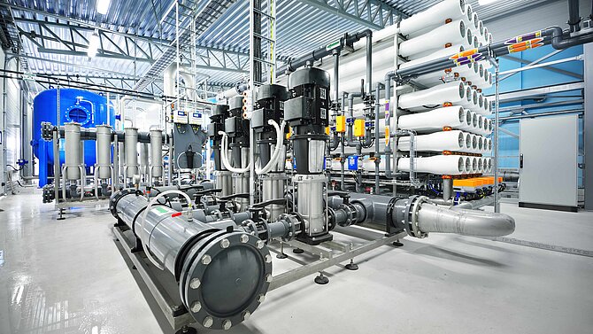 Vue d'une halle d'usine avec de nombreuses pompes