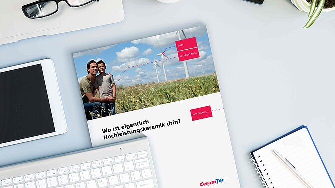 Eine CeramTec Broschüre liegt auf einem Bürotisch