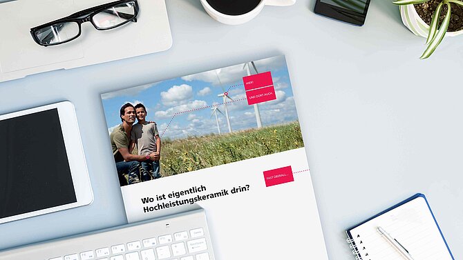 Eine CeramTec Broschüre liegt auf einem Bürotisch