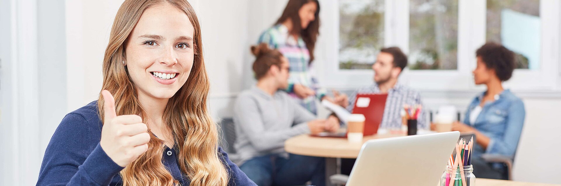 Industriekauffrau sitzt im Büro