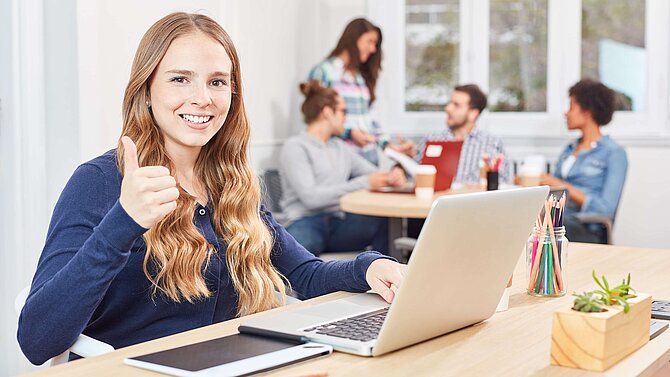 Industriekauffrau sitzt im Büro