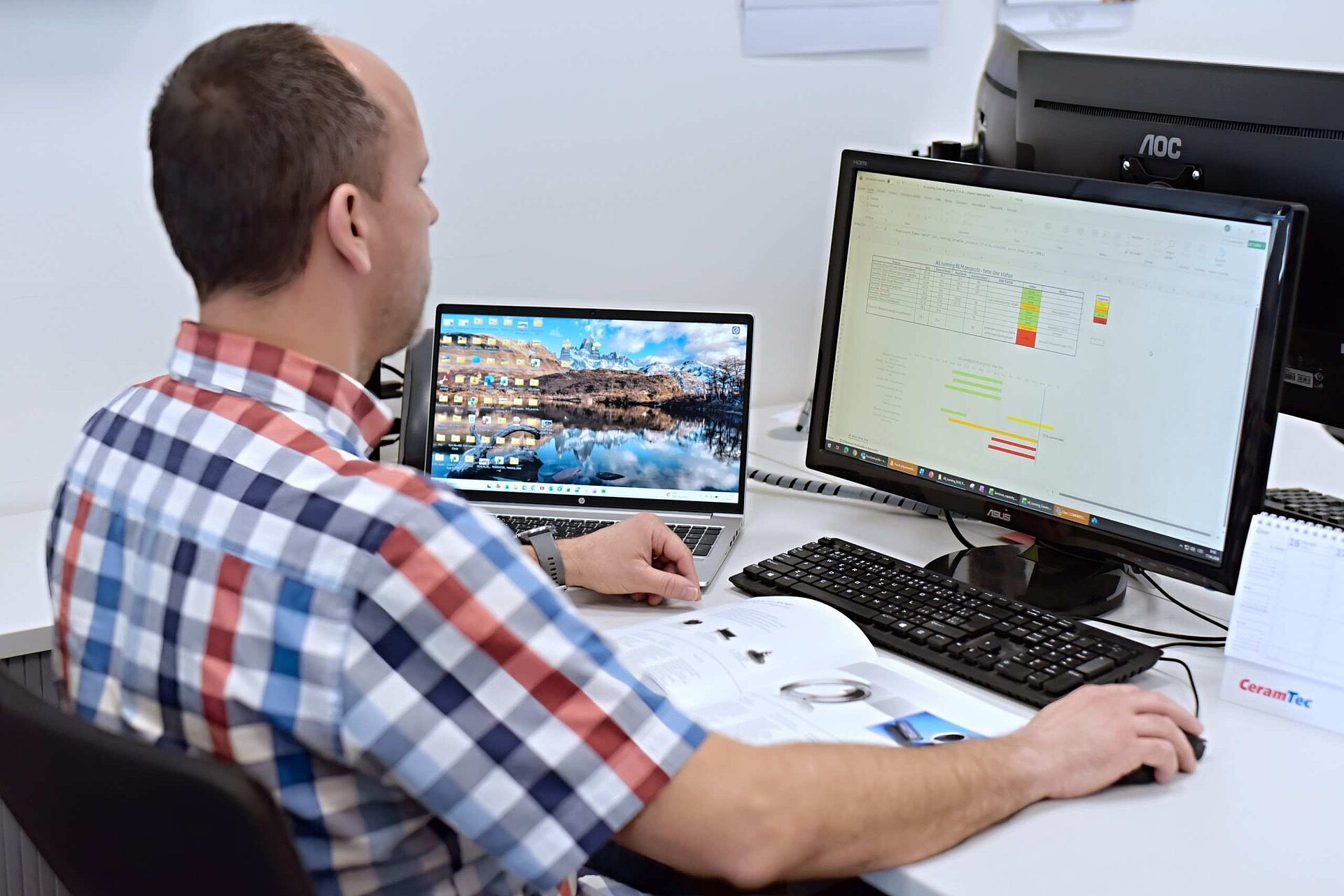 Zaměstnanec CeramTec v Šumperku plánuje projekty na počítači