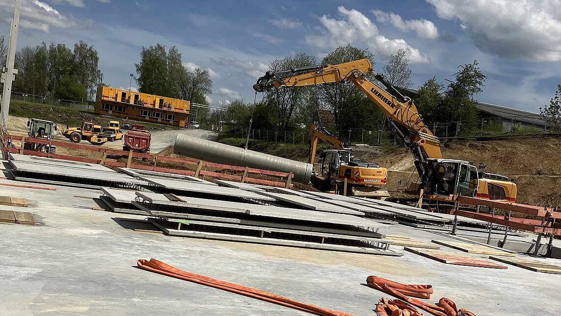 Auf der Baustelle werden die Lüftungskanäle gebaut. 