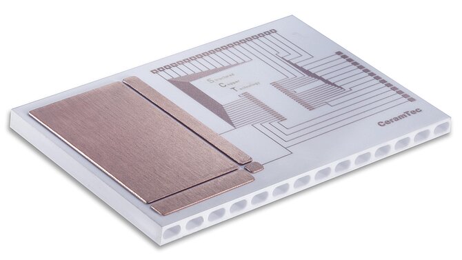 Keramischer Kühlkörper für die Hochleistungselektronik auf weißem Hintergrund