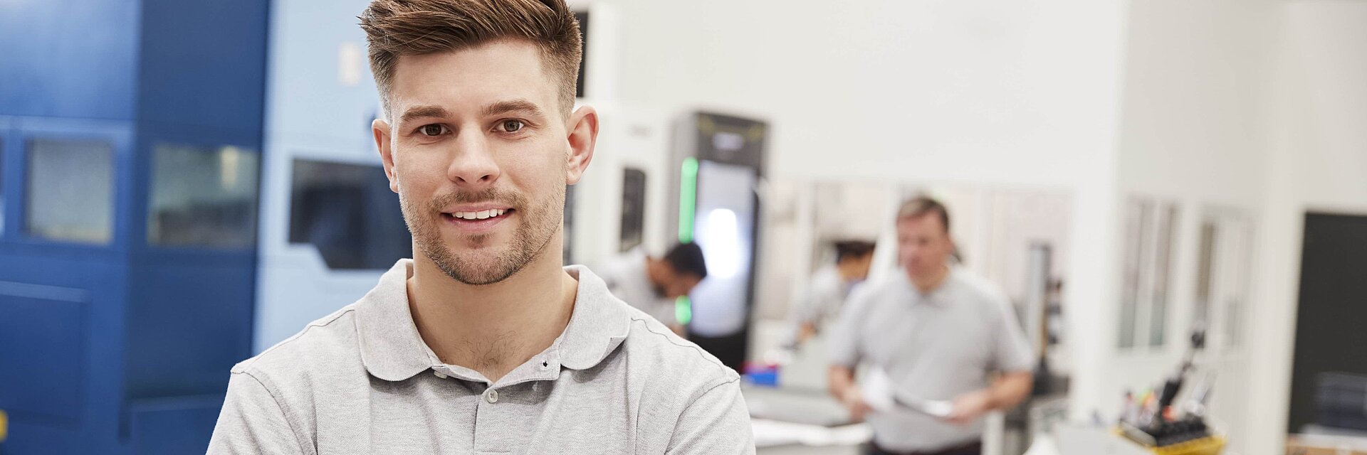 Mann mit verschrenkten Armen