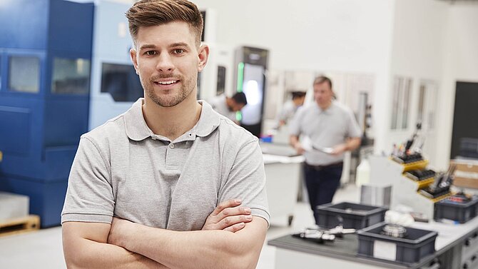 Mann mit verschrenkten Armen