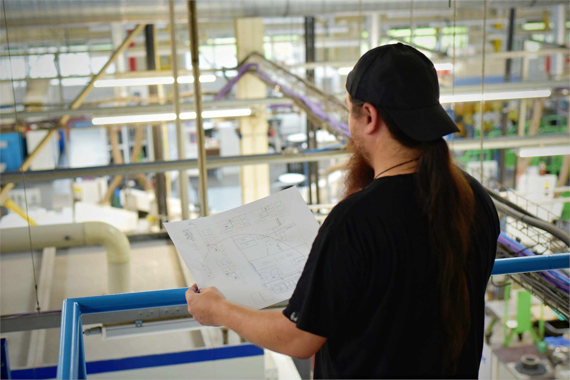 Procesní technolog ve společnosti CeramTec v Šumperku stojí s plány ve výrobní hale