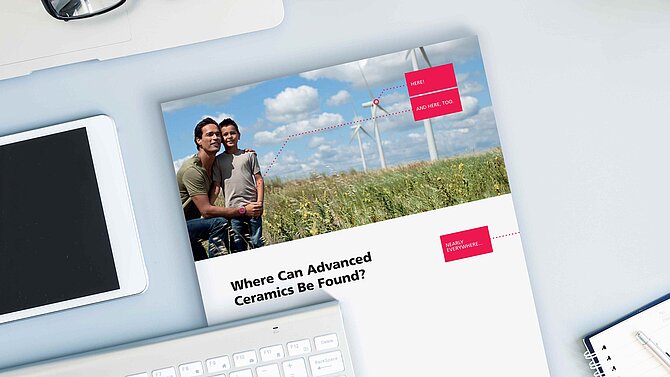 Eine CeramTec Broschüre liegt auf einem Bürotisch