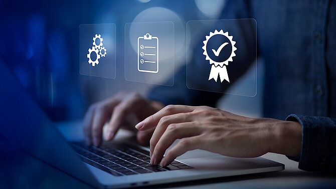 Zwei Hände auf einem Laptop und drei Symbole symboliseiren die Zertifizierungen von CeramTec im Bereich ESG