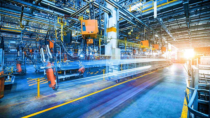 Große Halle mit Maschinen 