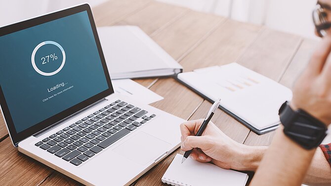 Mann sieht in Bildschirm während Download