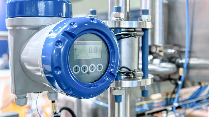 Capteur de mesure avec bordure bleue devant une plante