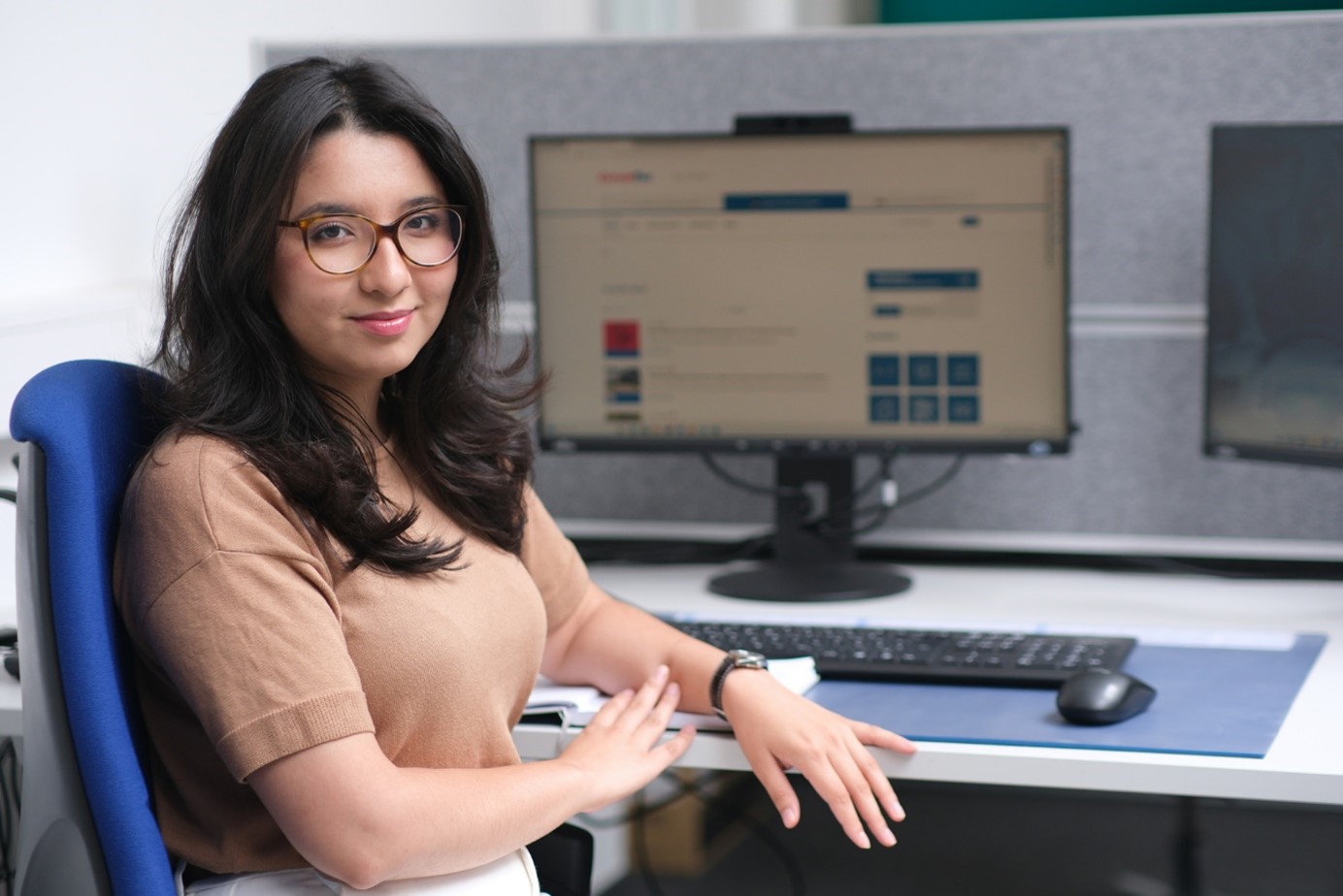 Ferzuakhon Zubaydullaeva im Büro