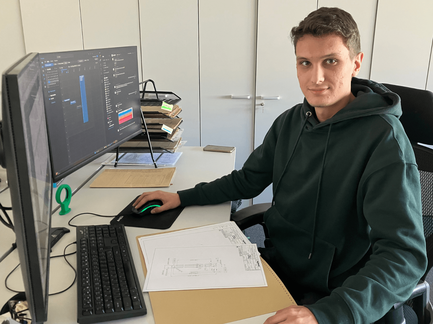 David Klein ze společnosti CeramTec Sumperk při práci na počítači