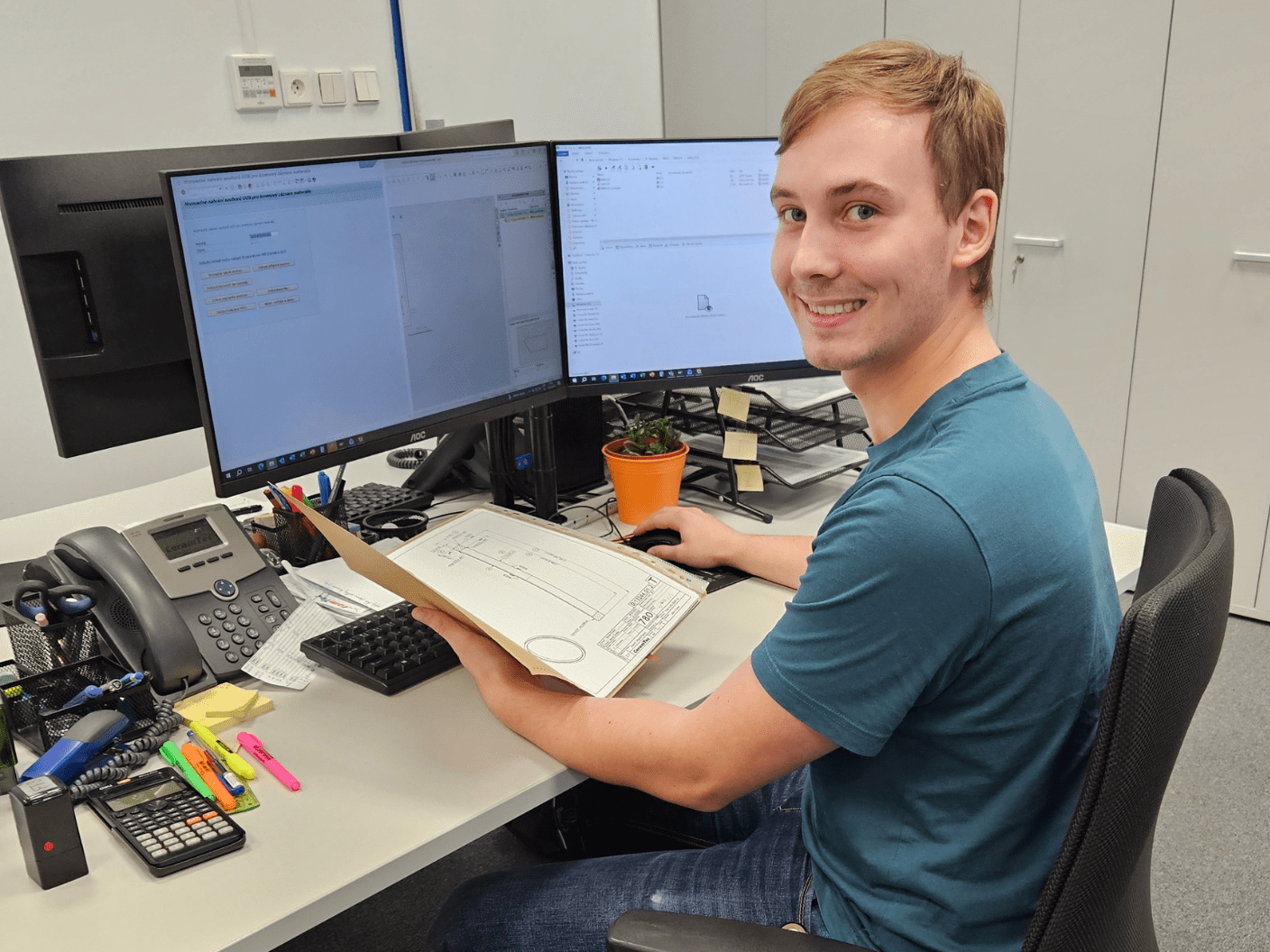 David Ondřej ze společnosti CeramTec Sumperk sedí při práci u počítače.