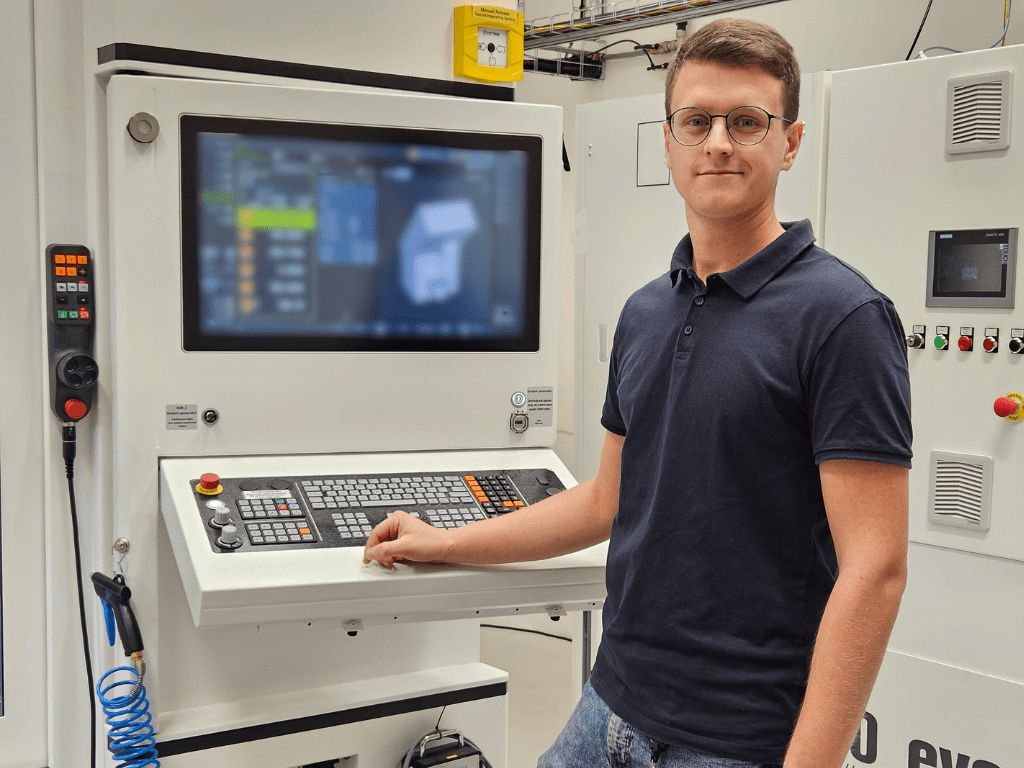 Jan Povýšil ze společnosti CeramTec Sumperk u stroje ve výrobě