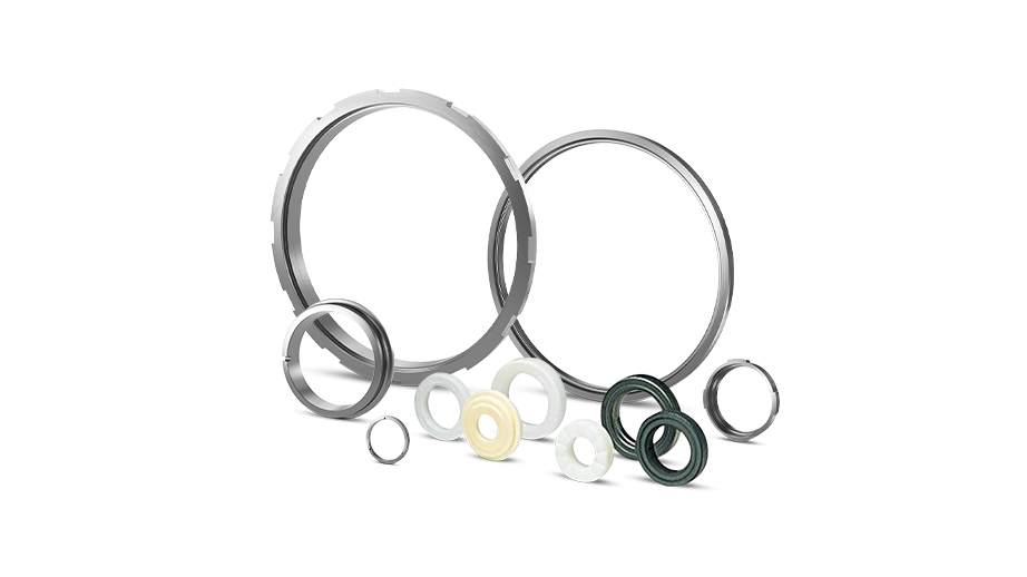 Těsnicí komponenty pro průmyslová čerpadla na bílém pozadí